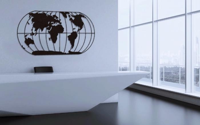 modernus interjero dizainas su švariomis linijomis su baltomis sienomis ir dideliais langais, dekoratyvus metalinis pasaulio žemėlapis