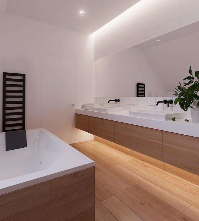 sodoben model kopalnice s parketom in lesenim okvirjem pohištva in sijočo belo s kadjo in oblikovalskim dvojnim umivalnikom