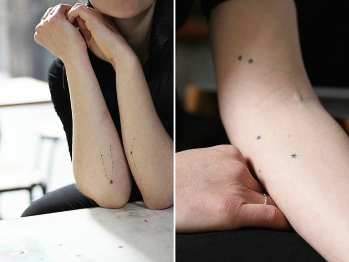 Minimalistinė žvaigždžių žvaigždyno tatuiruotė mažomis žvaigždutėmis, pasirinkta grafinė tatuiruotė ant moters rankos tatuiruotės