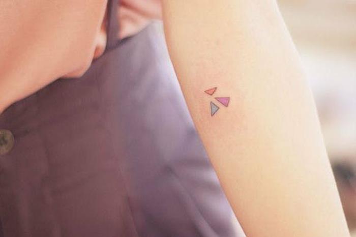Trijų spalvų trikampių tatuiruotė, trumpalaikis tatuiruotės dizainas yra geriausias pasirinkimas sau