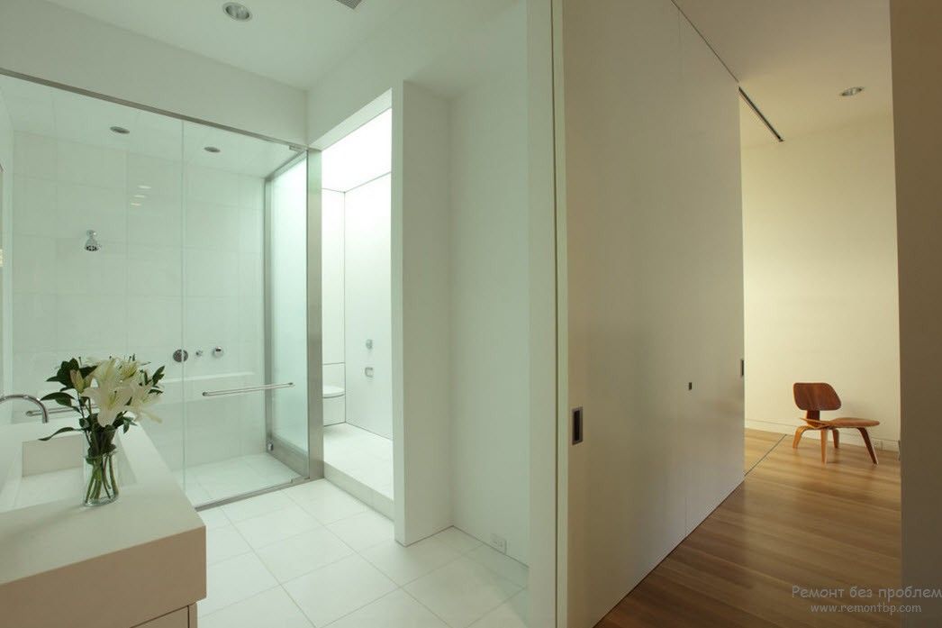 Vonios kambario dizainas šviesiomis spalvomis