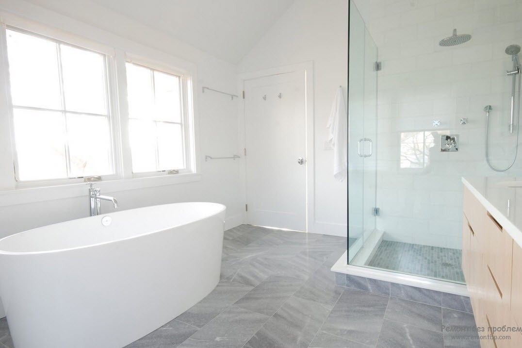 Trys spalvos vonios kambario interjere minimalizmo stiliumi