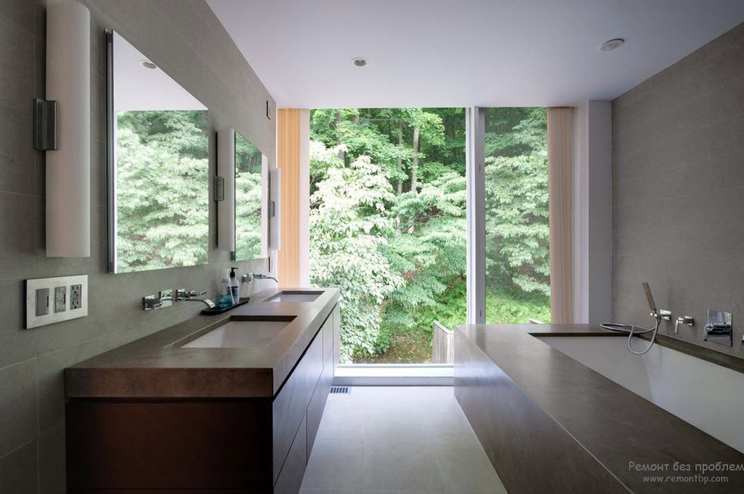 Gražus minimalistinio stiliaus stačiakampis vonios kambarys