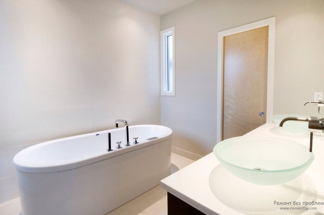 originali minimalistinio stiliaus ovali vonia