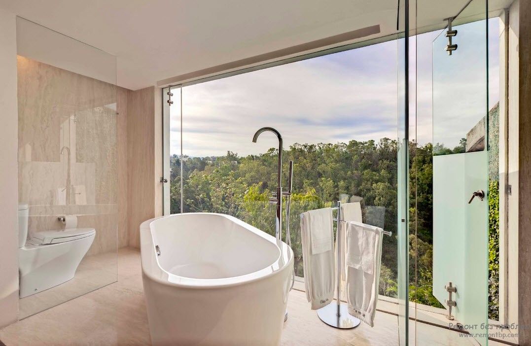 Įspūdingas vonios kambario dizainas su neįprasta ovalia vonia