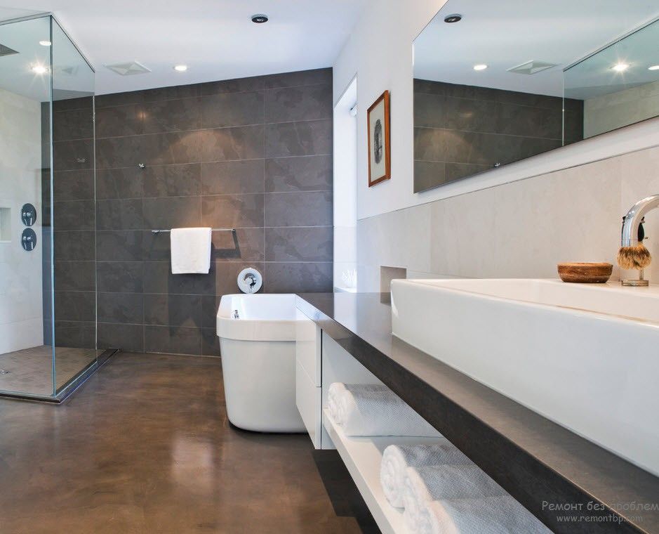 A combinação de cinza escuro e branco no interior do banheiro no estilo minimalista