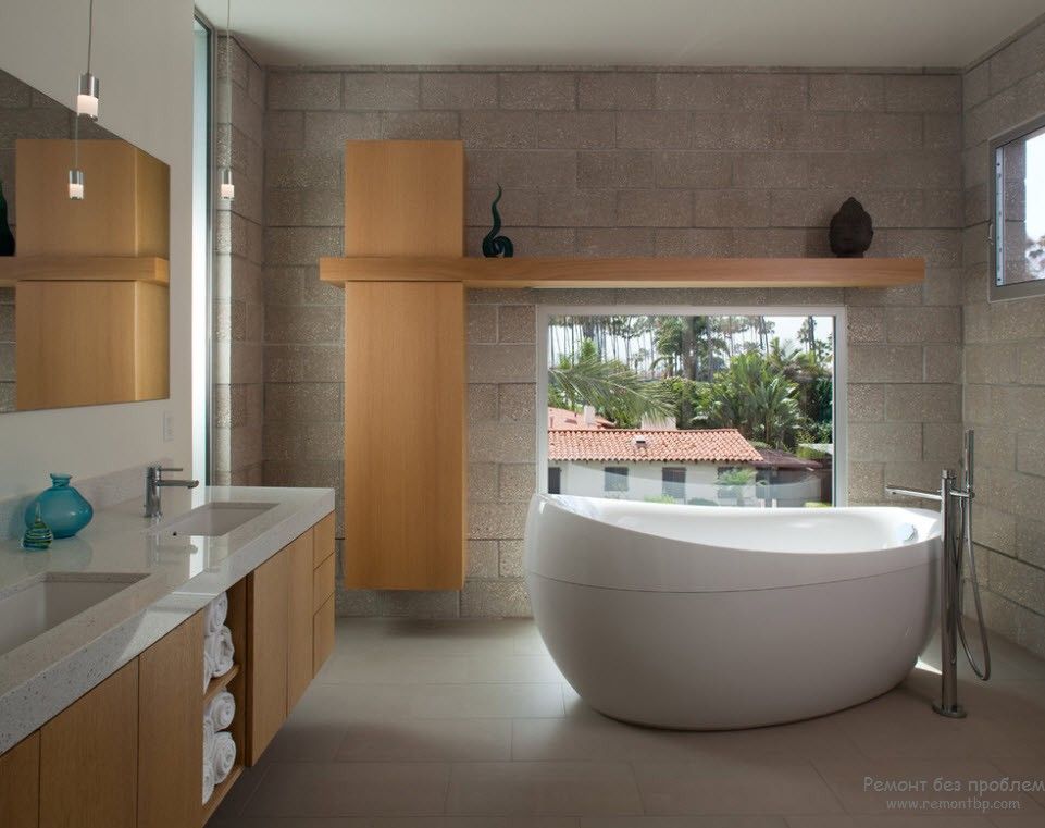 pedra e madeira clara como decoração para um belo interior de banheiro