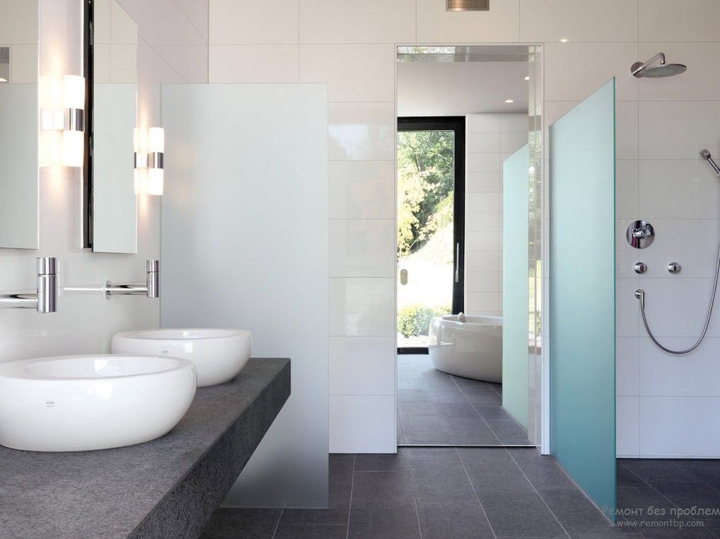 Pilkas akmuo ir marmuras minimalistiniame vonios kambario interjere