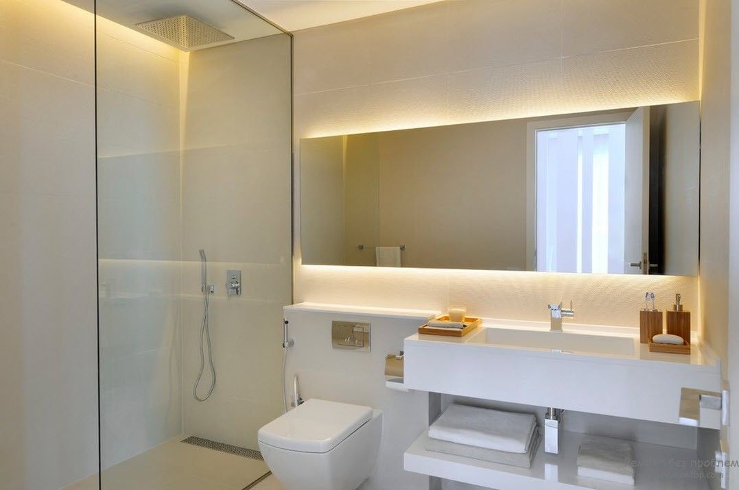 Veidrodis iki sienos minimalistiniame vonios kambaryje