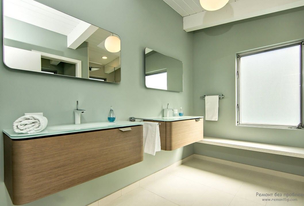 Du dideli stačiakampiai veidrodžiai vonios kambario interjere