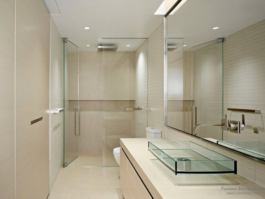 Um espelho, bem como portas de vidro e uma pia em um banheiro minimalista com interior