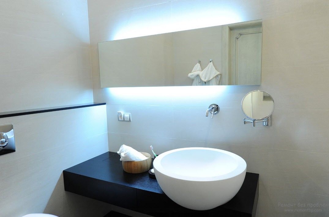Apšvietimas šalia kriauklės vonios kambaryje minimalizmo stiliumi
