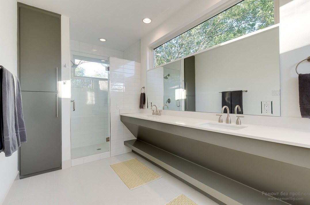 Pilkas ir baltas minimalistinis vonios kambario interjeras