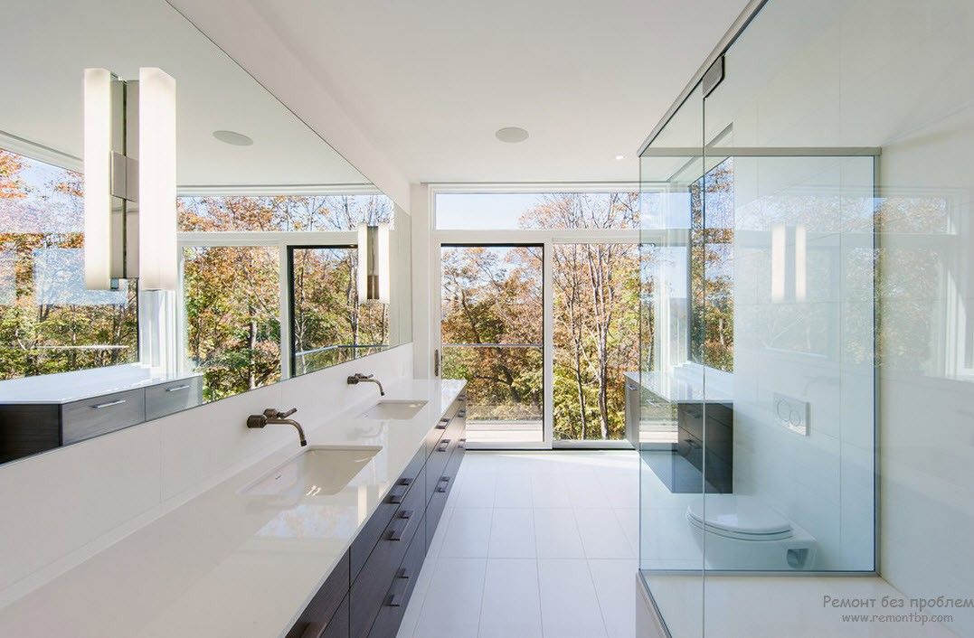 Įspūdingas erdvus minimalistinis vonios kambarys