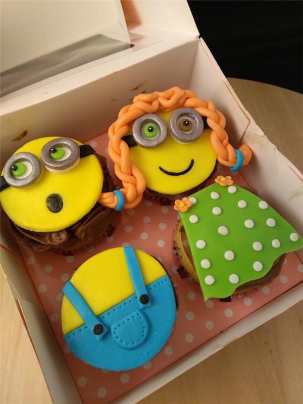 Minion cupcakes, erkek çocuk doğum günü pastası, pasta fotoğrafında doğum günü pastası görüntüsü