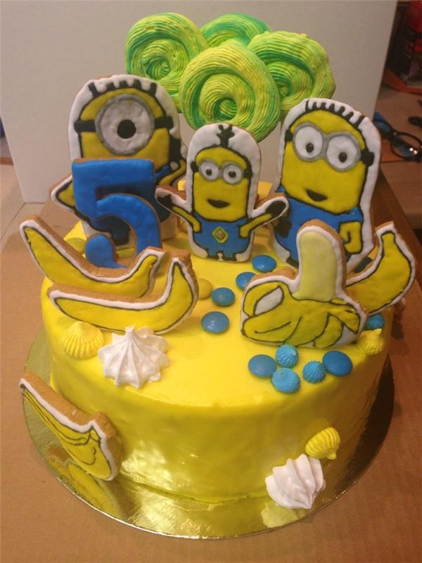 Minionlar yuvarlak sarı pasta üzerinde dekoratif kurabiyeler, çocuk doğum günü pastası resim pastası doğum günü fikri komik