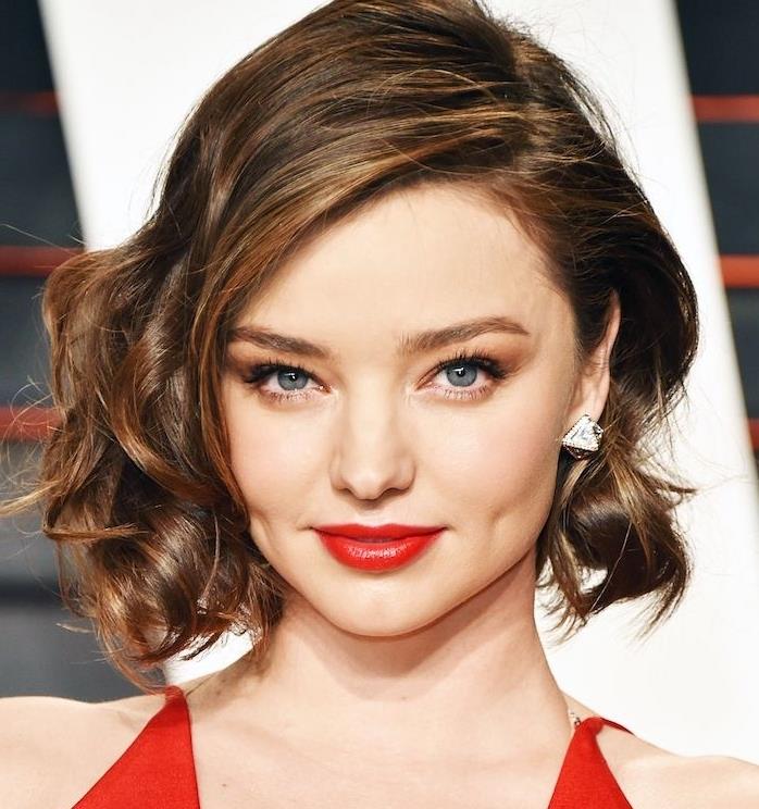 Hacimli retro bukleler ve yan ayrılık ile dalgalı kare ile miranda kerr, çekici şık kadın makyajı