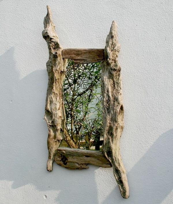 ogledalo z asimetričnim lesenim lesom
