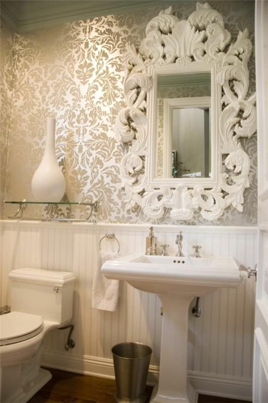 baroko veidrodis ir vonios kambarys