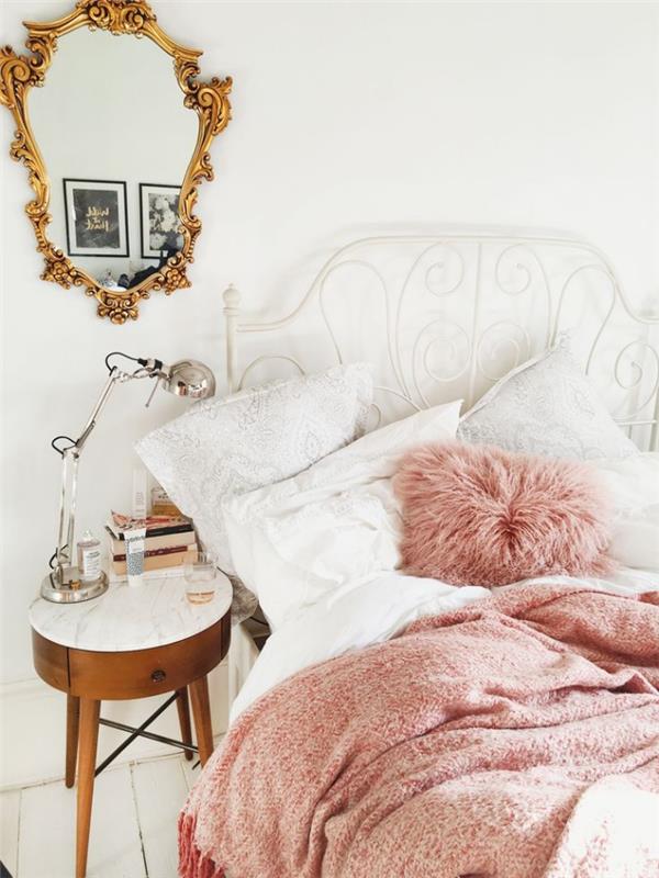 merginos miegamojo dekoras su kalta ketaus rėmo lova, nudažyta balta spalva, prabangus retro veidrodžio modelis su auksiniu rėmu ir marmuru bei tamsaus medžio kavos staliuku