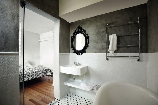 Barokinis ovalus veidrodis vonios kambaryje