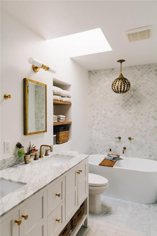 ayna ahşap çerçeve pencere çatı aydınlatma armatürü pirinç fikir küçük banyo dekorasyonu altın desenli beyaz ve ahşap