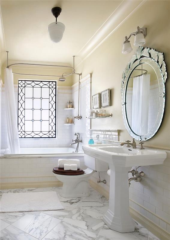 veidrodis chromuotas sieninis šviestuvas vonios kambarys senovinis smėlio spalvos sienų dažų langų plytelės kampinių sienų laikymas