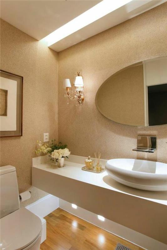 oval lavabo ve klasik dekor ile parlak banyo aynası