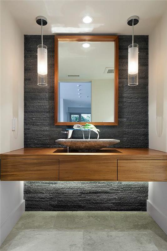 gri, beyaz ve kahverengi hafif banyo aynaları metal ve camdan iki aydınlatma armatürü