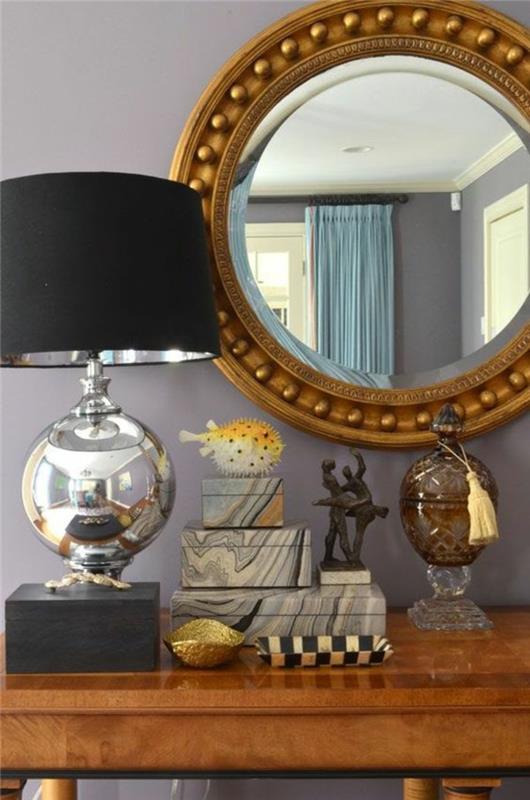 senoviniai veidrodžiai apvalus auksinis veidrodis su rutuliais dekoruotu rėmu atvirame įėjime be durų