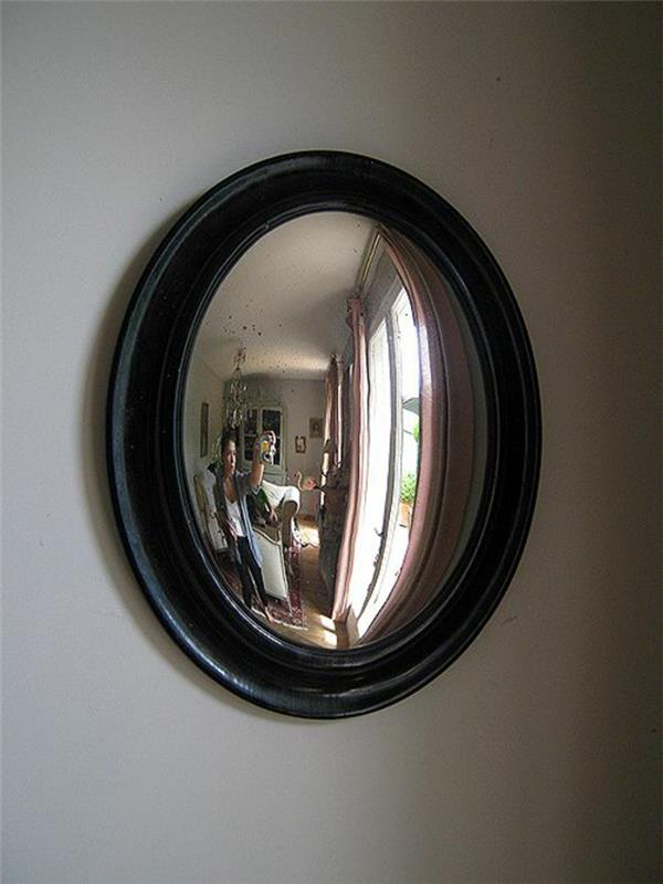 senovinis veidrodis su juodu rėmu ir išgaubto sendinto stiklo ovalo formos efektu