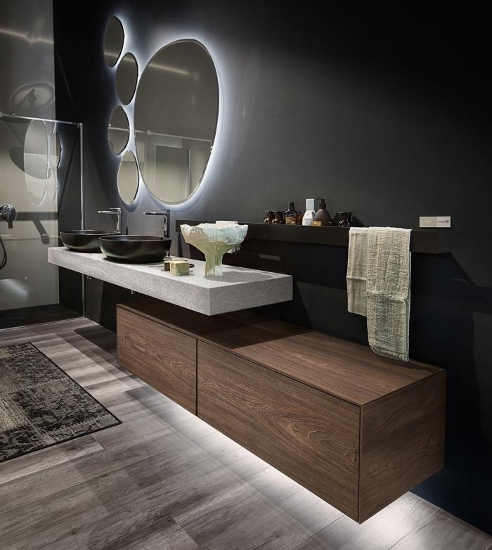 juodos vonios idėjos su moderniu dizainu su pilkomis medinėmis grindimis, vonios sienų laikymo idėjos su juodomis lentynomis