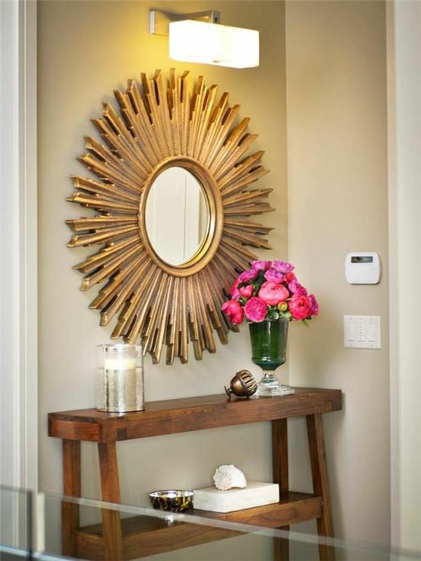 gėlės-saulės formos veidrodis-ant-akcento-baldai-koridoriuje-smėlio spalvos sienos