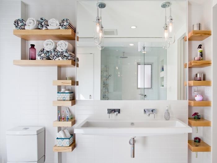 navpična omarica za shranjevanje kopalnice iz svetlega lesa, majhna kopalniška dekoracija s kompaktnimi belimi in lesenimi omarami