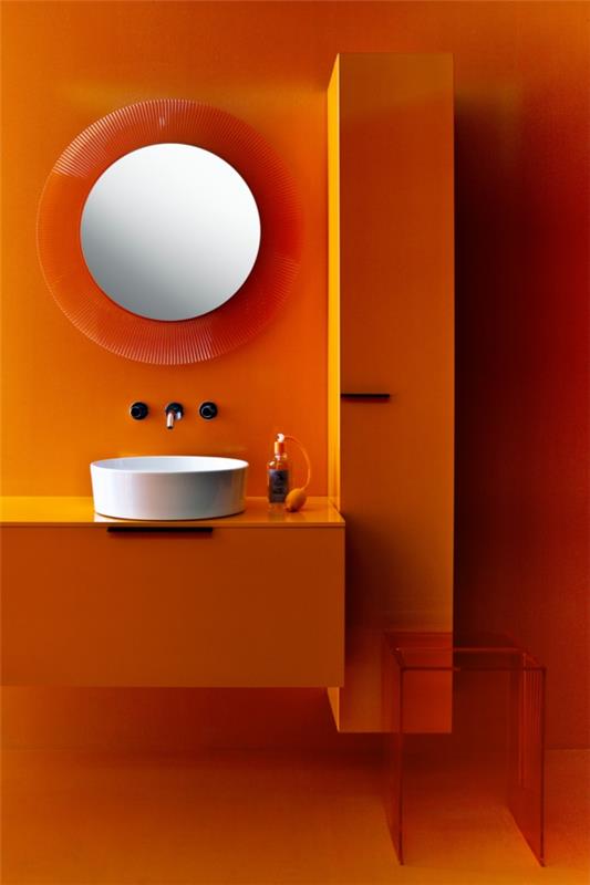 kartell-ogledalo-v-oranžni kopalnici