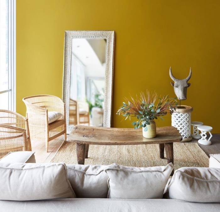 idėja, kokie dažai šiltai ir šviesiai svetainei, kambariui su garstyčių geltonomis sienomis su šviesiais mediniais baldais