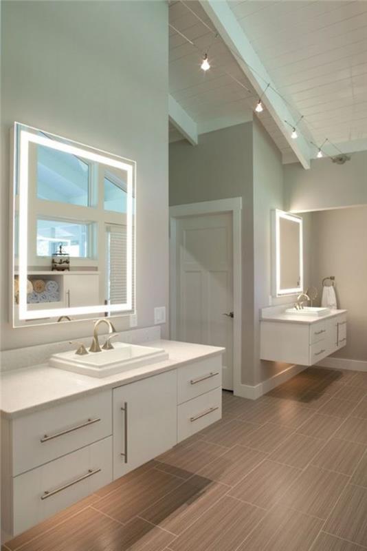 stačiakampis-veidrodis-su-šviesa-juosta-vonios-veidrodis-smėlio spalvos-plytelėmis-vonios-veidrodis