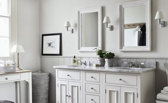 baltas stačiakampis veidrodis šiltas vonios kambarys austas krepšys balta lempa marmurinis stalviršis