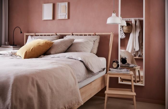 deco trend 2018 2019, leseni model postelje z izvirnim vzglavjem, ženska ideja dekorja spalnice s stenami iz terakote