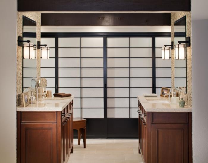 Japoniško stiliaus vonios kambario dekoro idėja su baltais ir mediniais baldais, lygiagretus dvigubos kriauklės vonios kambario dizainas