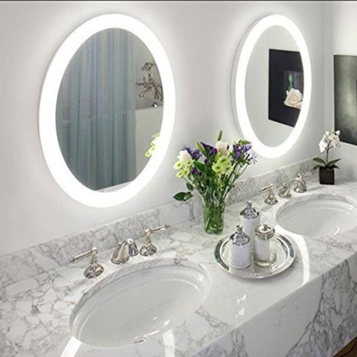 ron-veidrodis-su-šviesa-juosta-vonios kambarys-veidrodis-apvalios formos-vonios kambarys-marmuras