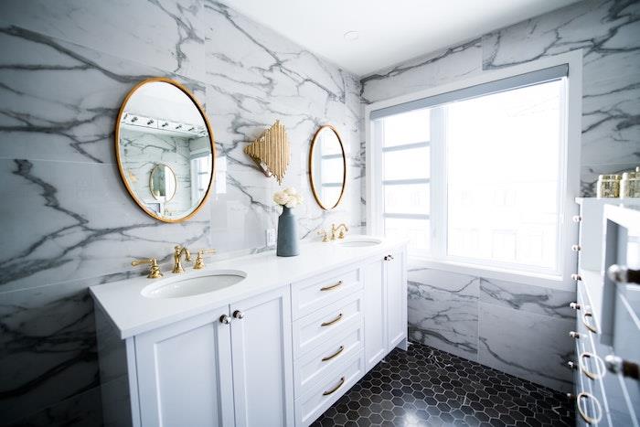apvalus veidrodis, kabantis ant sienos, su žalvario rėmo marmuru ir žalvariniu vonios kambario dekoru