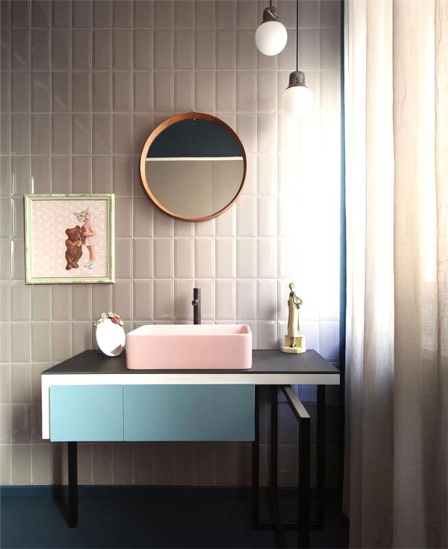 kako vključiti pastelne barve v sodobno kopalnico z okroglim lesenim ogledalom in omarami v roza črni in modri barvi