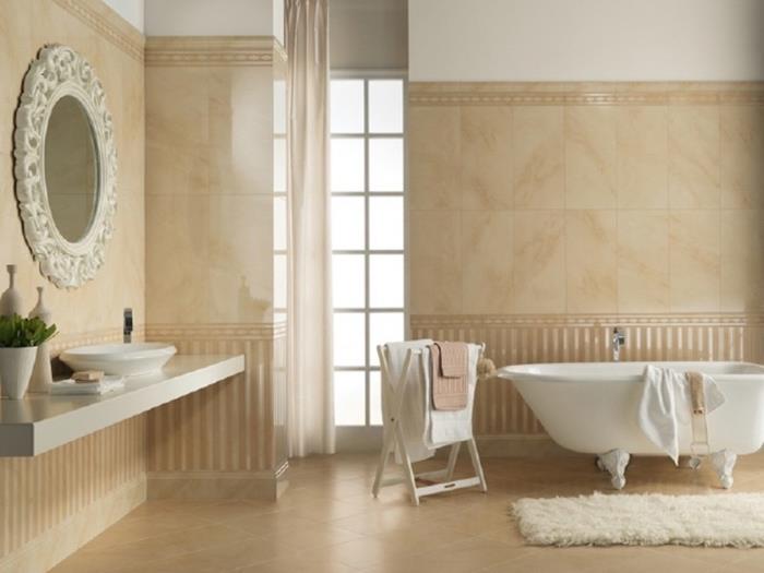 bež in bela dekoracija kopalnice z bež ploščicami, samostojni model keramične kadi s kovinskimi nogami
