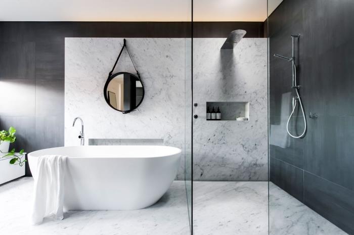 sodobne kopalniške ideje s sivimi stenami z belimi marmornimi stenami in mat črnim okroglim ogledalom, belo in sivo predlogo notranje opreme