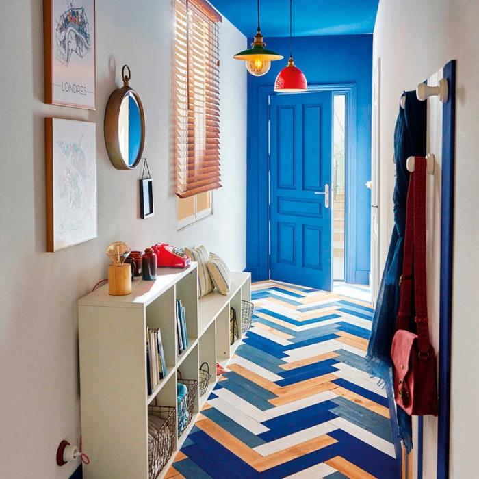 mavi kapı ve renkli ahşap zemin modeli ile koridorun dekorasyonuna taze renkler nasıl entegre edilir