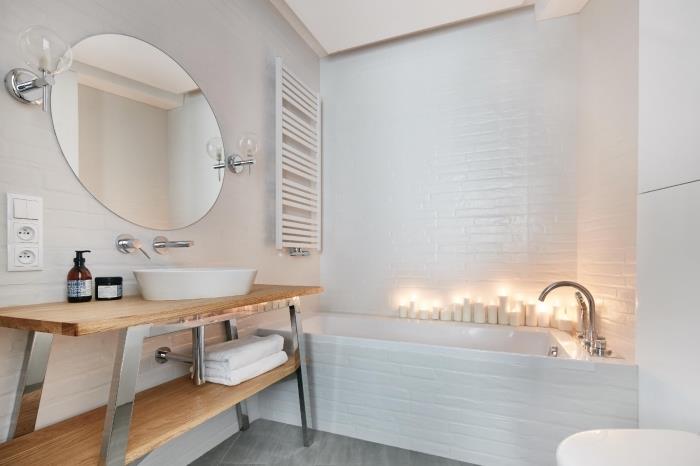 ahşap dolap ve mumlarla monoton bir oda nasıl dekore edilir yuvarlak banyo aynası modeli