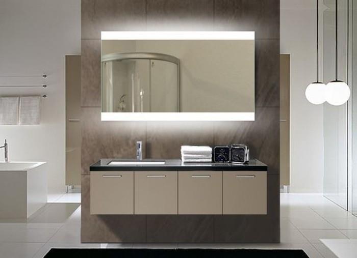 vonios-veidrodis-su-šviesa-juosta-smėlio-medžio-baldai-vonios-idėjos