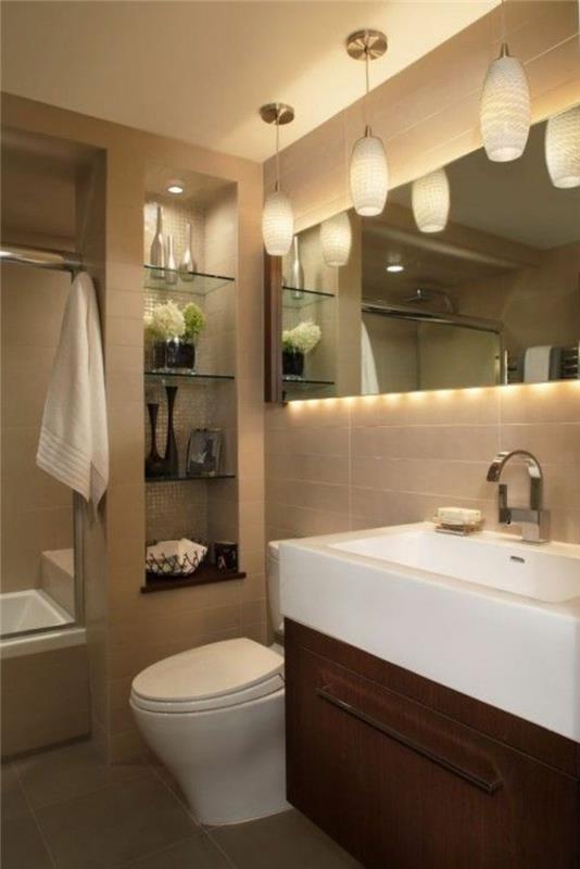 kopalniško ogledalo z veliko belimi umivalniki