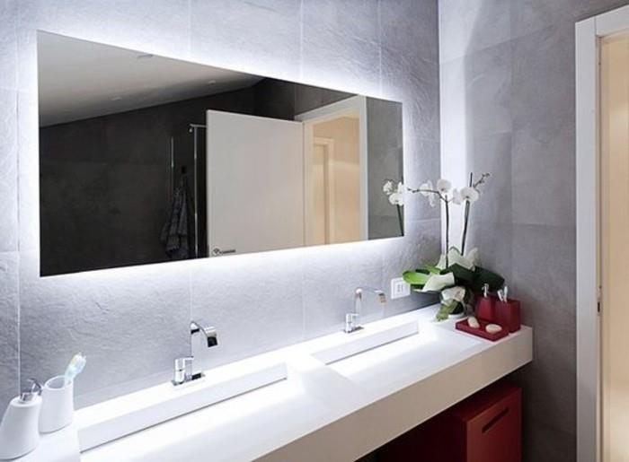 vonios kambarys-veidrodis-su-apšvietimu-modernus-vonios kambarys